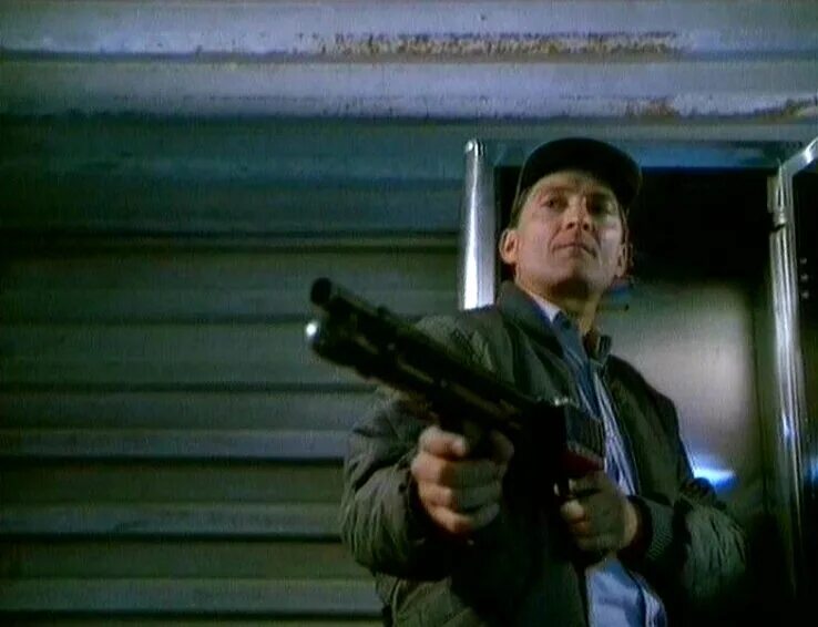 Под прицелом 5. Наемный с винтовкой киллер. Киллеры фильм. Под прицелом фильм 2002. Александр фон фосс.