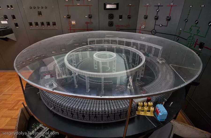 синхрофазотрон что это. самый мощный в мире синхрофазотрон - 1957. ускоритель элементарных частиц синхрофазотрон. принцип действия синхрофазотрона. синхротрон дубна.