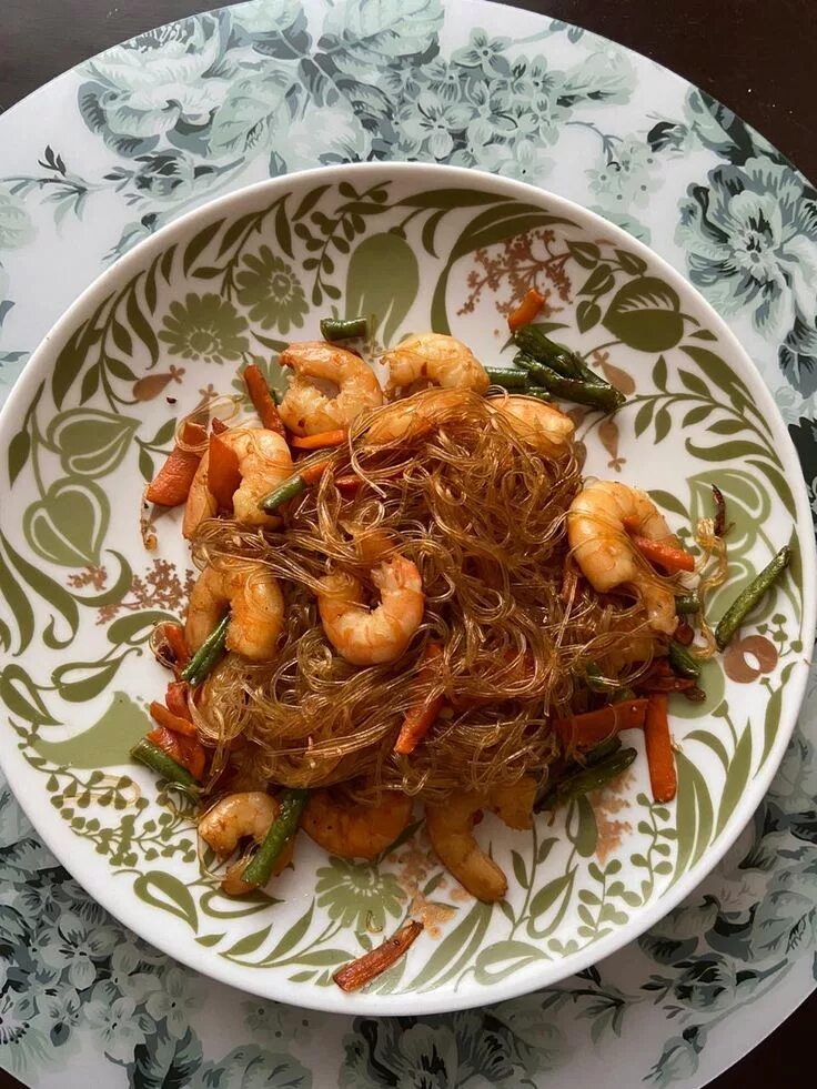 Фунчоза с креветками и овощами на сковороде. Фунчоза с креветками в соевом. креветки с фунчозой. блюда из фунчозы с креветками. фунчоза с креветками в соевом соусе.