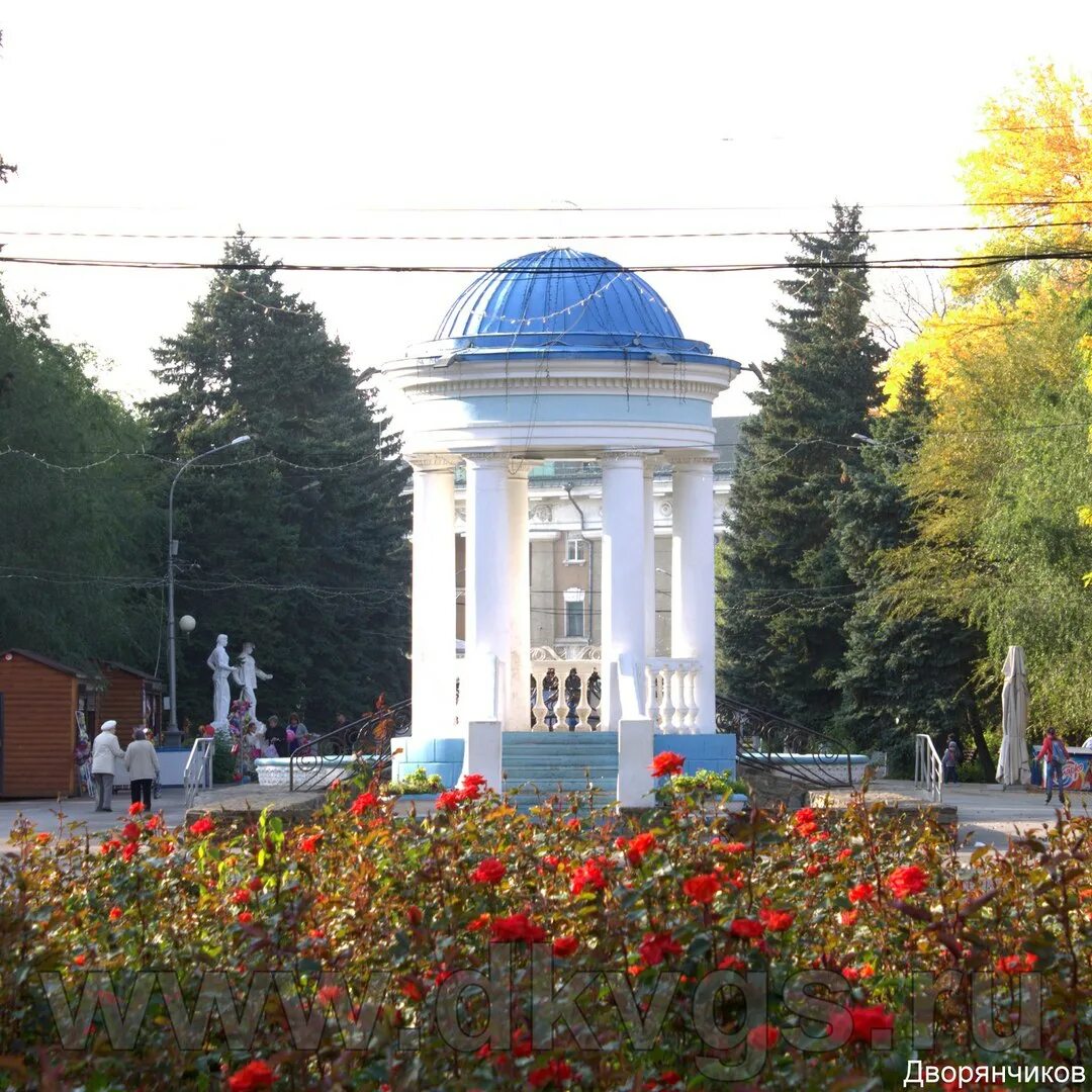 Парк ВГС Волжский. Парк Гидростроитель Волжский. Скульптуры в парке ВГС Волжский. Дворец культуры Волгоградгидрострой Волжский. Парк вгс