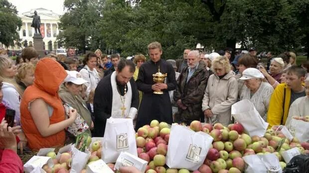 На яблочный спас можно ходить на кладбище. Раздача яблок. яблочный спас освящение яблок картины. раздавать яблоки. площадь искусств в санкт-петербурге яблочный спас.