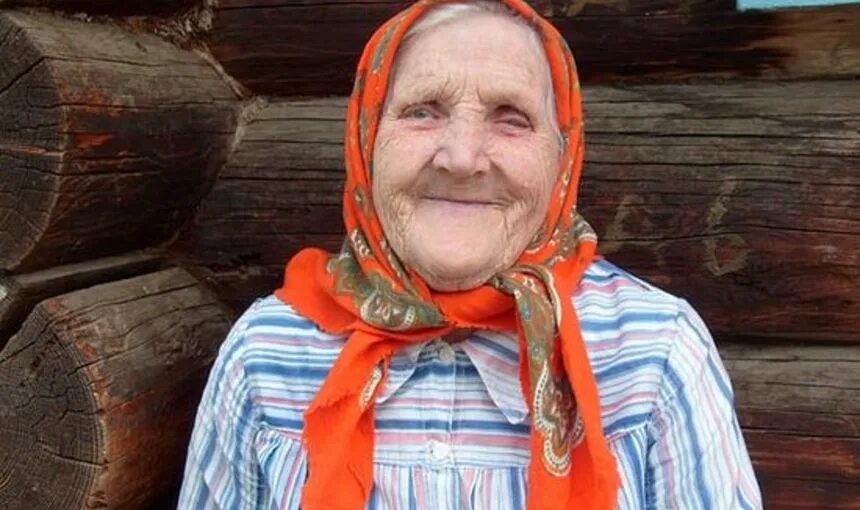 Бабушка давно. Баба галя белокатай. елена безумова. деревенская бабушка в платке. бабушка в деревне в платке.