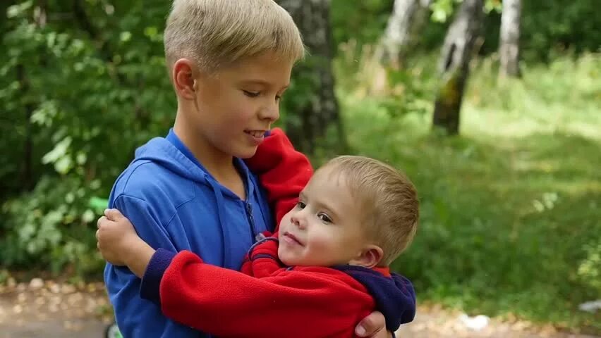 Кисс Литтл бойс. His brother. Brother hug little Baby. Boy Touch. Boy touching