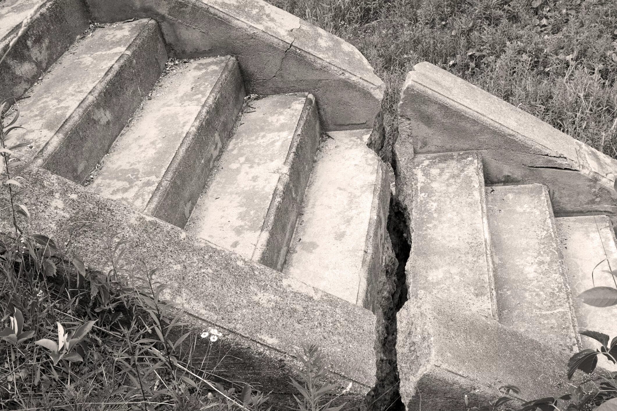 Broken step. Трещина на бетонной ступени. Бетонный угол. Трещина в бетонной лестнице. Старые железобетонные.