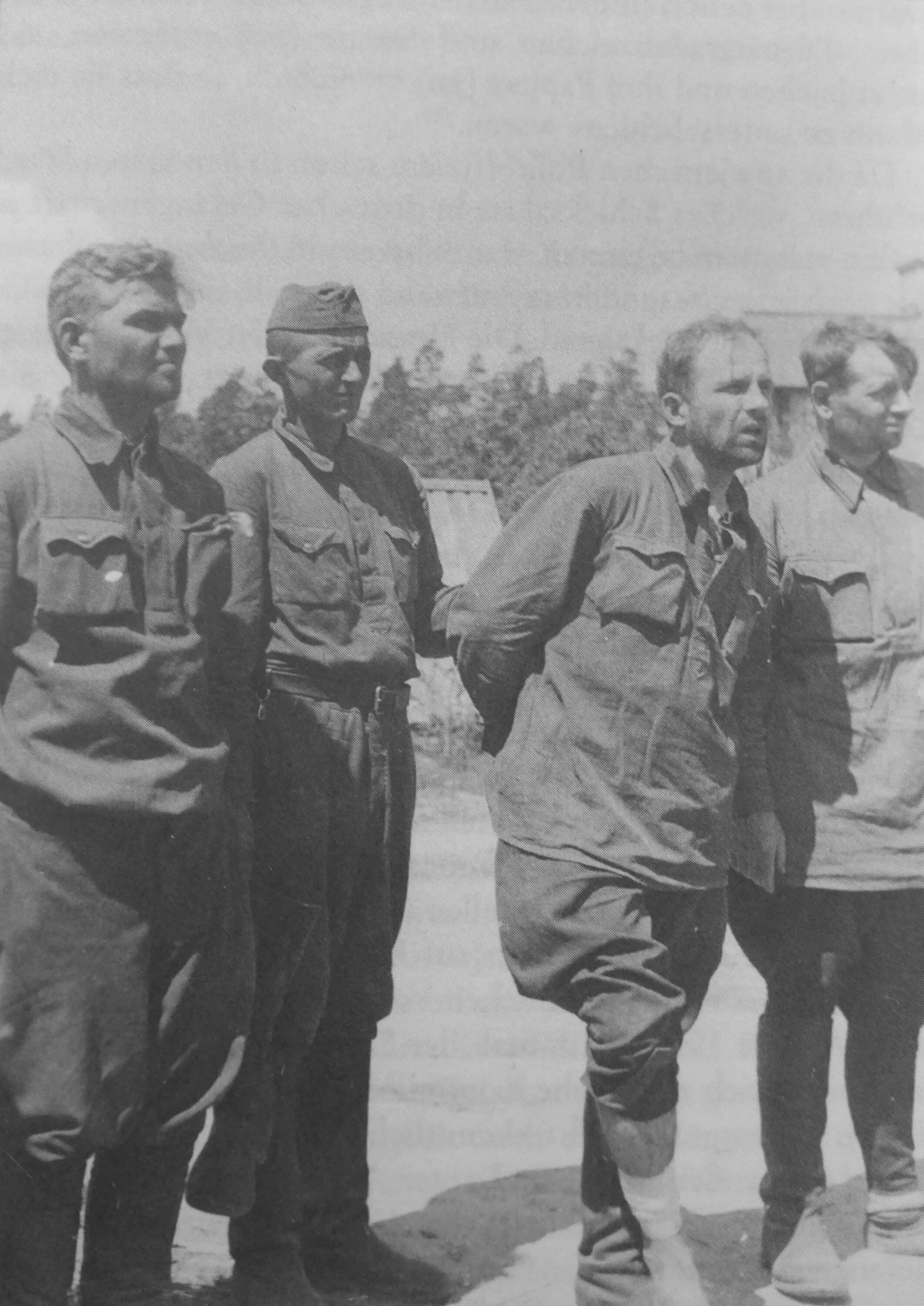 Сколько сдается в плен. Советские военнопленные 1941. фото пленных советских солдат в вов 1941-1945. пленные советские комиссары 1941.