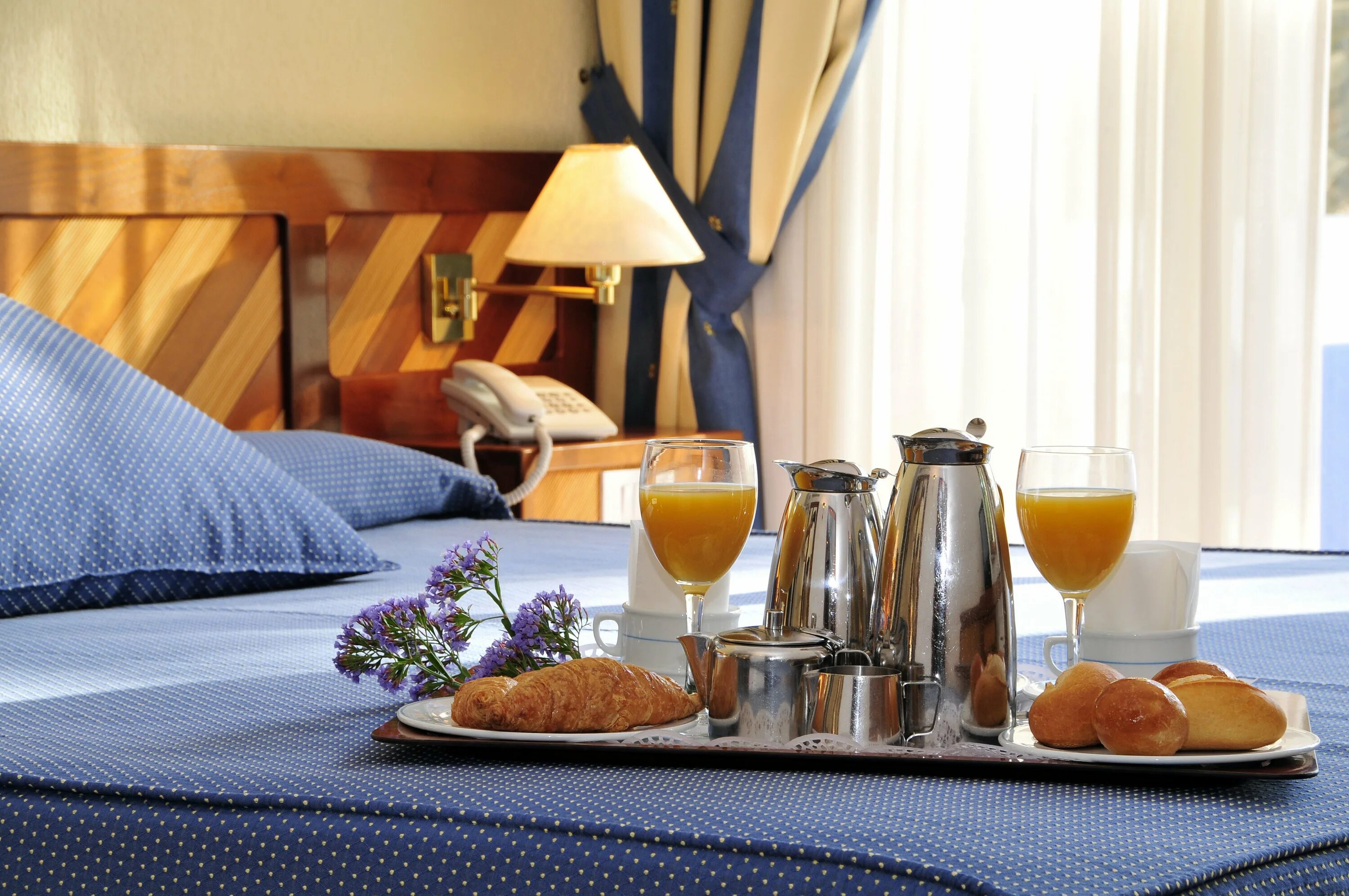 Еда в номер. Завтрак в гостинице. Парк тауэр завтрак. Служба питания в гостинице. Завтраки в отелях.