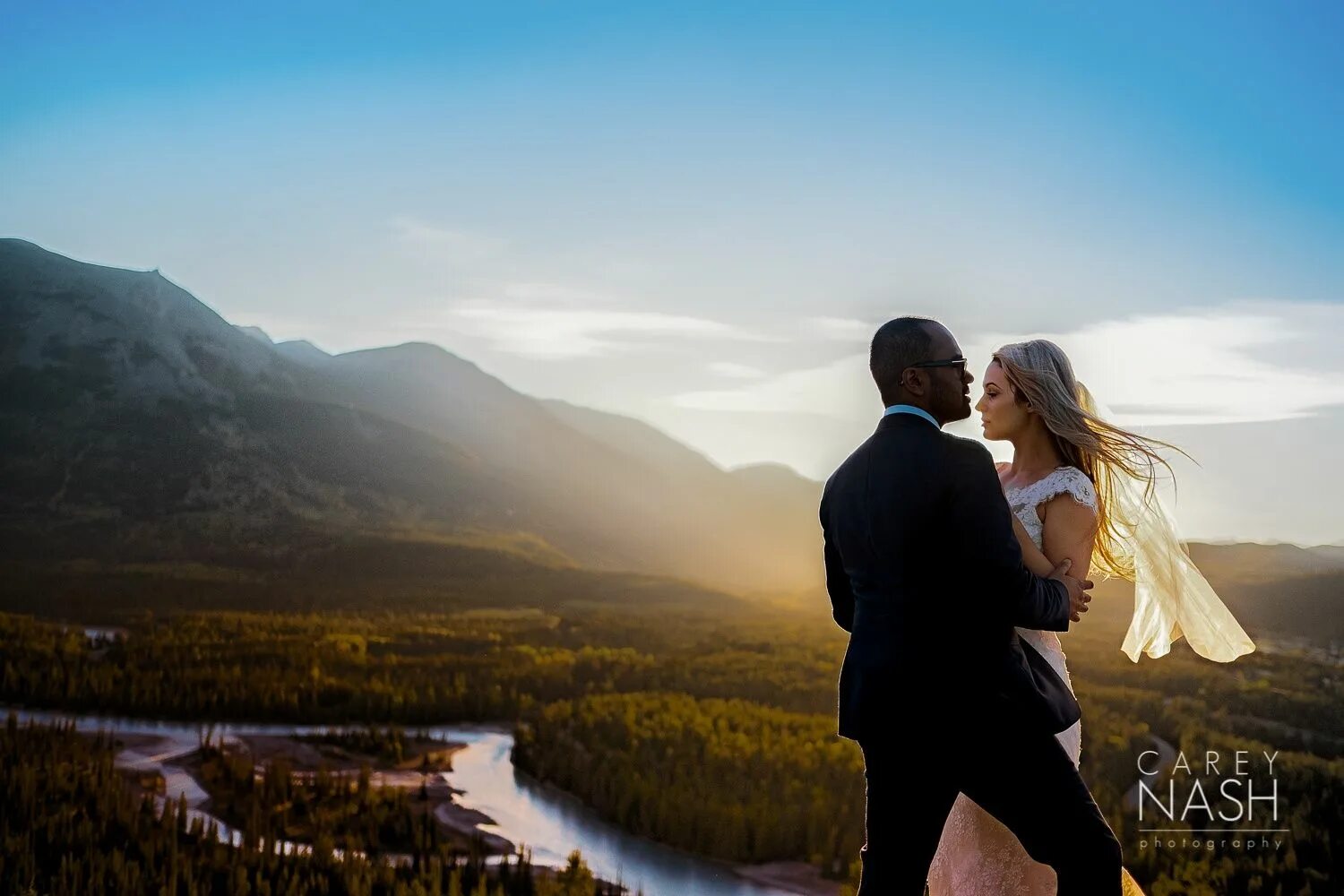 Adventures couples. Свадебная фотосессия в горах. Свадебный портрет в горах. Пара на фоне гор. Свадебные фотографии в горах.