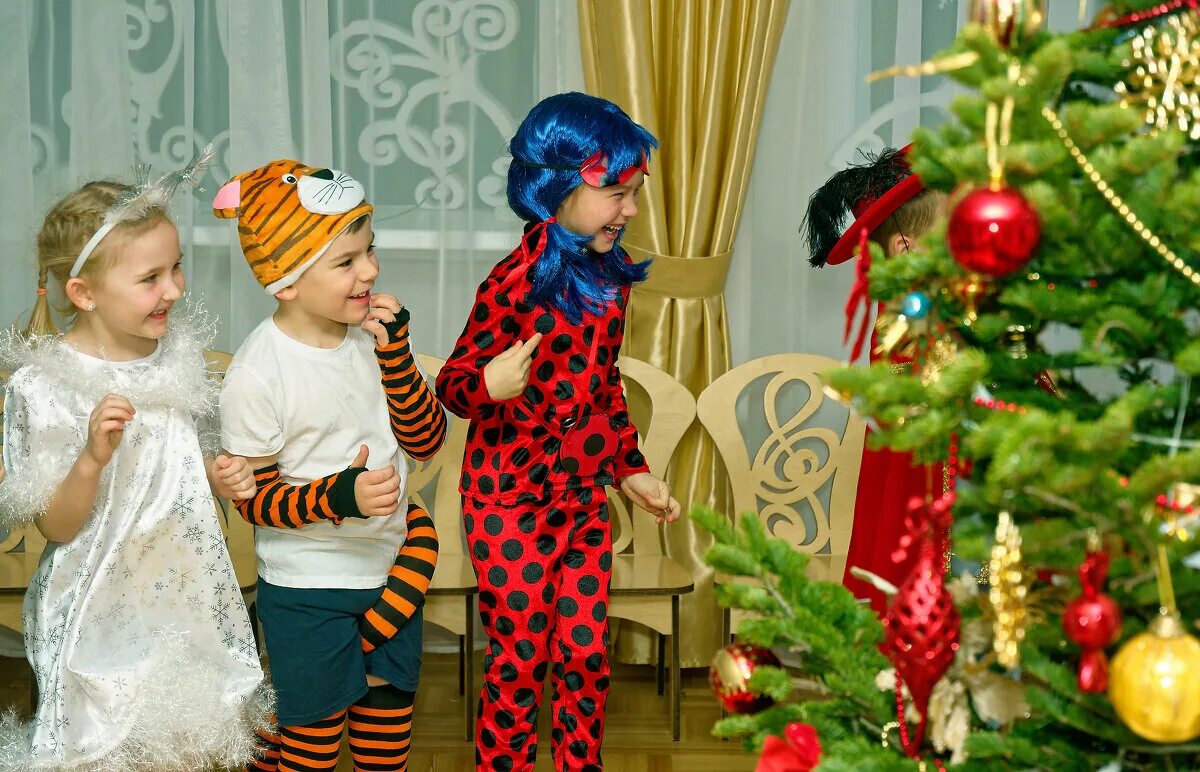 новогодний утренник в садике 2022. утренники в детских садах 2022. утренник в детском саду. новый год дети. утренники в детских садах 2022.