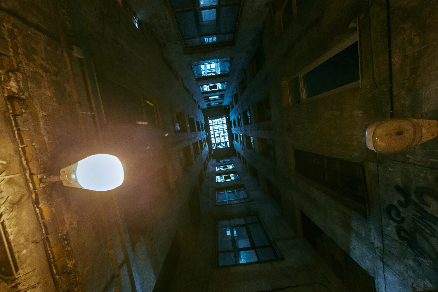 духов дворик на васильевском острове. двор духов в санкт петербурге. двор духов в санкт-петербурге на васильевском острове. двор-колодец санкт-петербург васильевский остров. двор духов на васильевском острове.