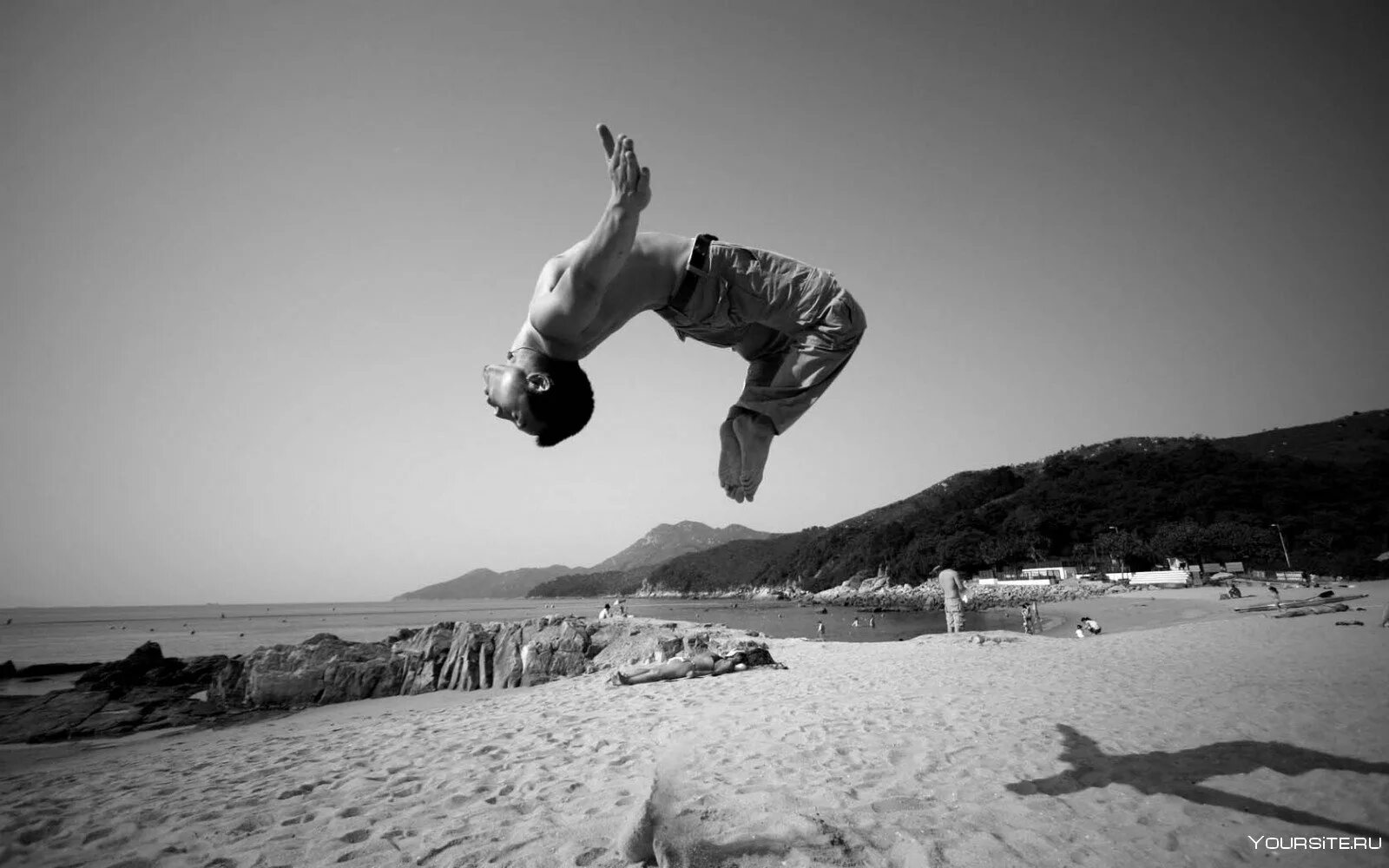Скачай крути сальто. Джордж герберт паркур. Паркур. Скачай крути сальто. Сальто на закате.
