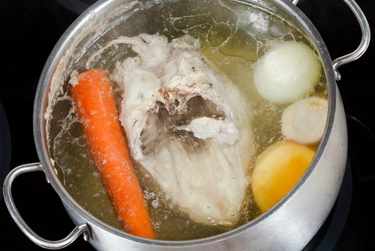 Сколько варить филе для супа. Курица варится. Курица в кастрюле. Курица варится в кастрюле. Вареная курица в бульоне.