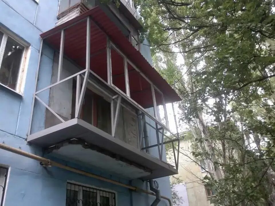 Выносной балкон. Нарастили балкон. Балкон сверху. Металлический балкон с выносом. Расширение балкона.