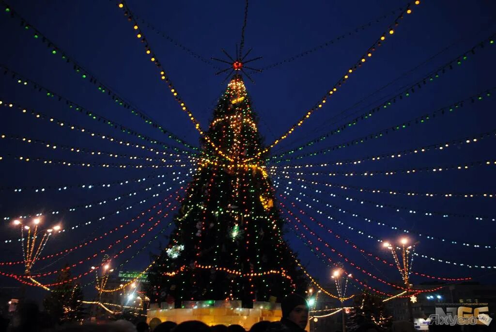 Новогодняя елка рязань 2022. Наряжаем елку. Наряжаем елку. Батуми центральная елка 2022. Елка праздник.