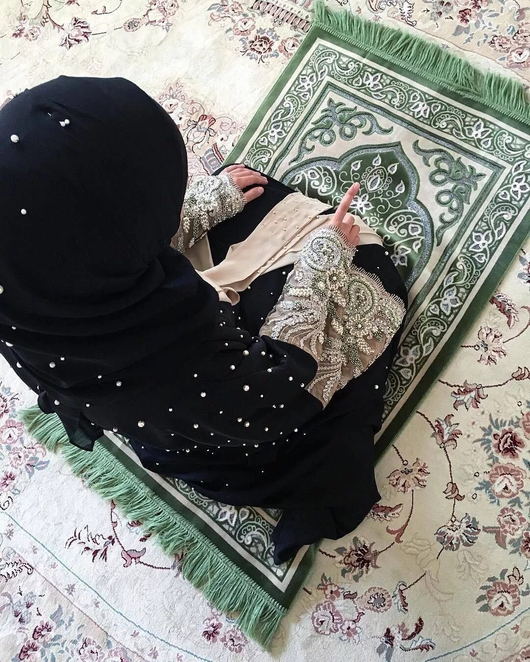 Хадиджа Курбанова. Мусульманка на коврике. Мусульманка и Коран.