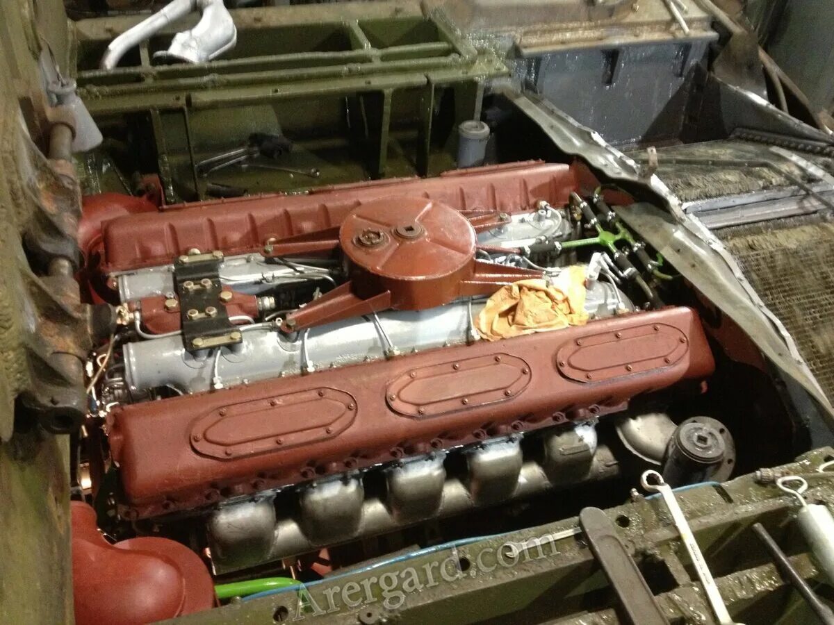 Двигатель ис. Моторный отсек танка т-72. ИСУ 152 двигатель. Двигатель танка ИСУ 152. Танк т-34 моторный отсек.