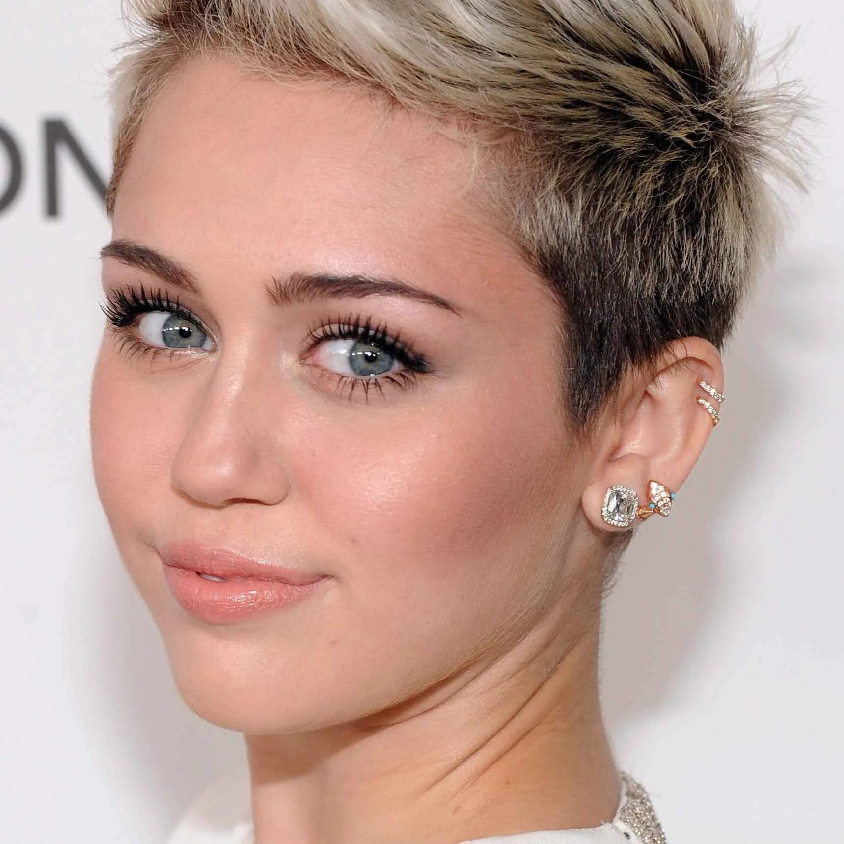 Есть ли короткий. Miley Cyrus короткая стрижка 23. Стрижка Майли Сайрус 2020. Короткие стрижки на осветленные волосы. Очень короткие стрижки с осветленными волосами.