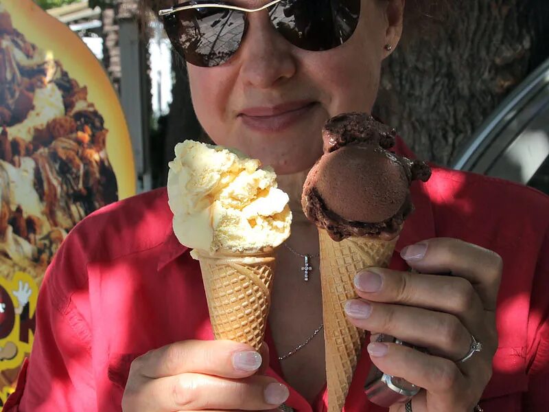 Кушать мороженое. Мороженое в жаркую погоду. Хорватское мороженое. Мороженое. Мороженое.