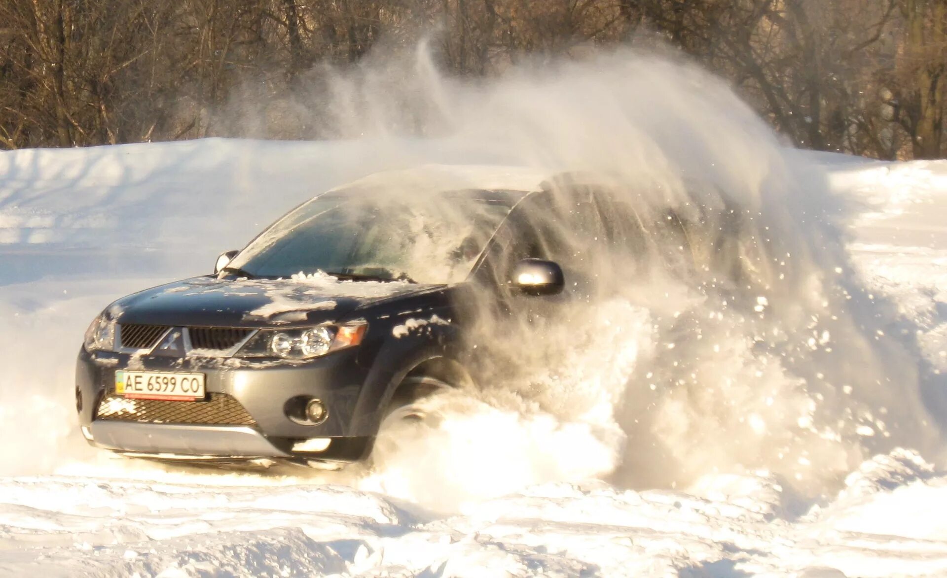 Полный привод снег. Outlander XL дрифт. Машина в снегу. Машина зимой. Машина в сугробе.