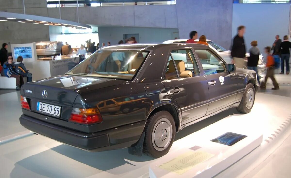 1977 mercedes-benz. Mercedes-benz w124, 1988. Мерседес миллионник. Мерседес 100000. 3.