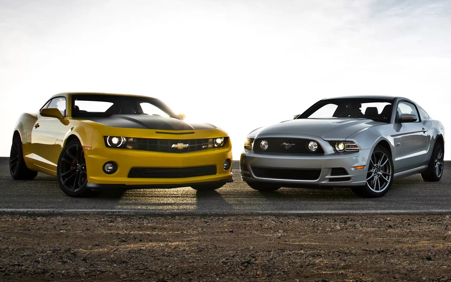 Шевроле Мустанг. Chevrolet Camaro vs Ford Mustang. Форд Мустанг Камаро. Форд Мустанг против Шевроле Камаро. Форд против мустанга