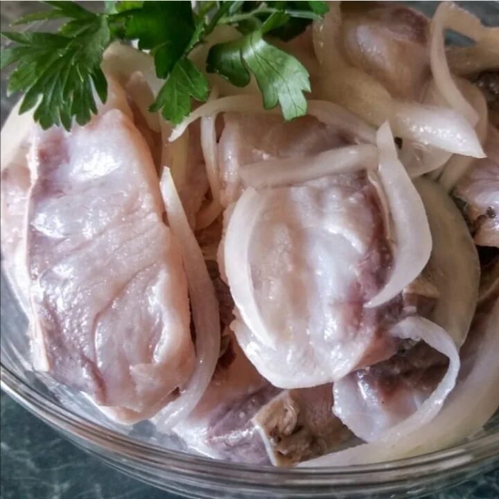 Маринованная рыба. Маринованная рыба с луком рецепт. Скумбрия в маринаде с луком. Маринованная сельдь с луком и уксусом. Сагудай бурятский.