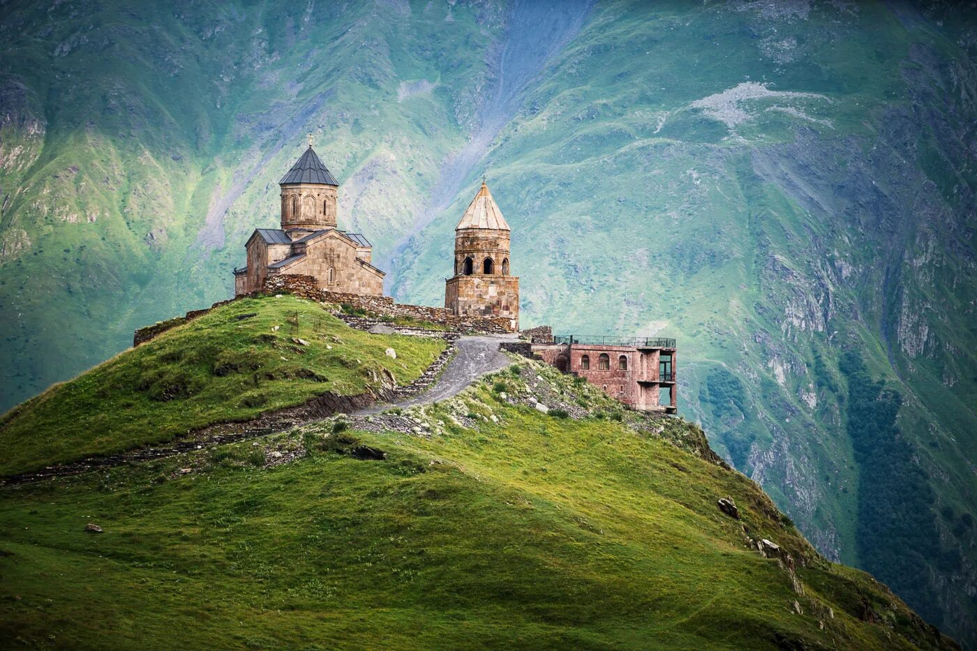 Вариант грузия. Монастырь Гергети Грузия. Монастырь Самеба Грузия. Церковь Гергети Грузия. Тбилиси монастырь Джвари.