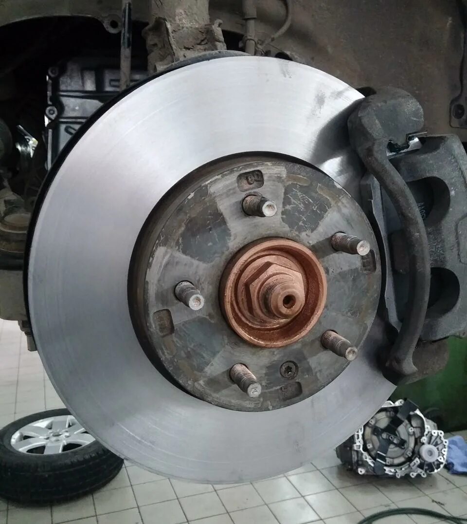Замена передних тормозных дисков шевроле. Замена передних тормозных дисков шевроле. 6 седан. Замена передних тормозных дисков шевроле. Передний тормозной диск нива шевроле 2012.
