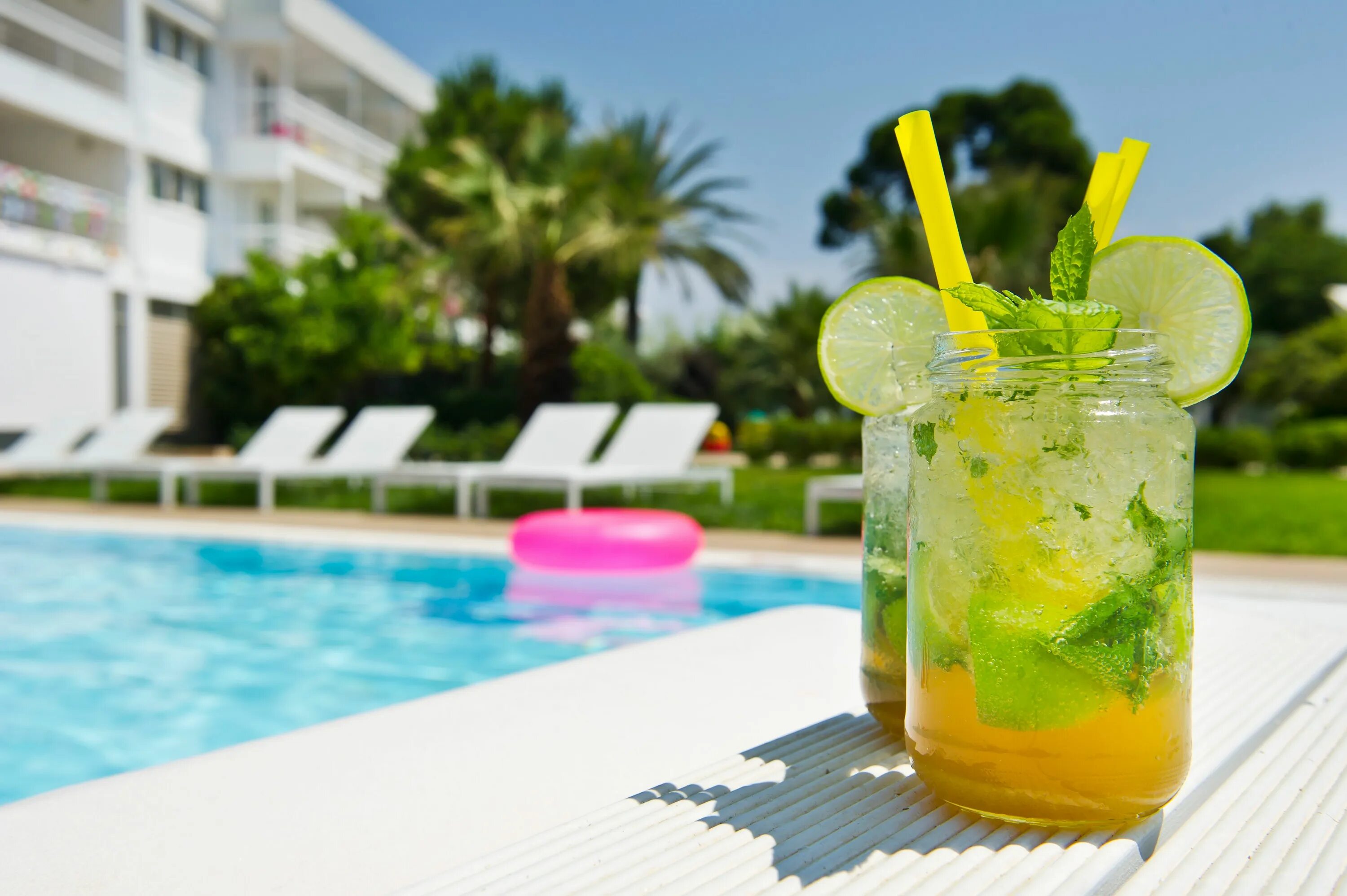 Мохито и до утра. Mojito (ex. Iberostar Mojito) 4*. Пляжный коктейль. Коктейль у бассейна. Коктейль возле бассейна.