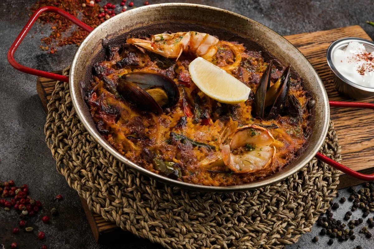 Национальное блюдо испании паэлья. Испанская кухня паэлья. Французская еда. Кухня испании хамон и паэлья. Паэлья испания.