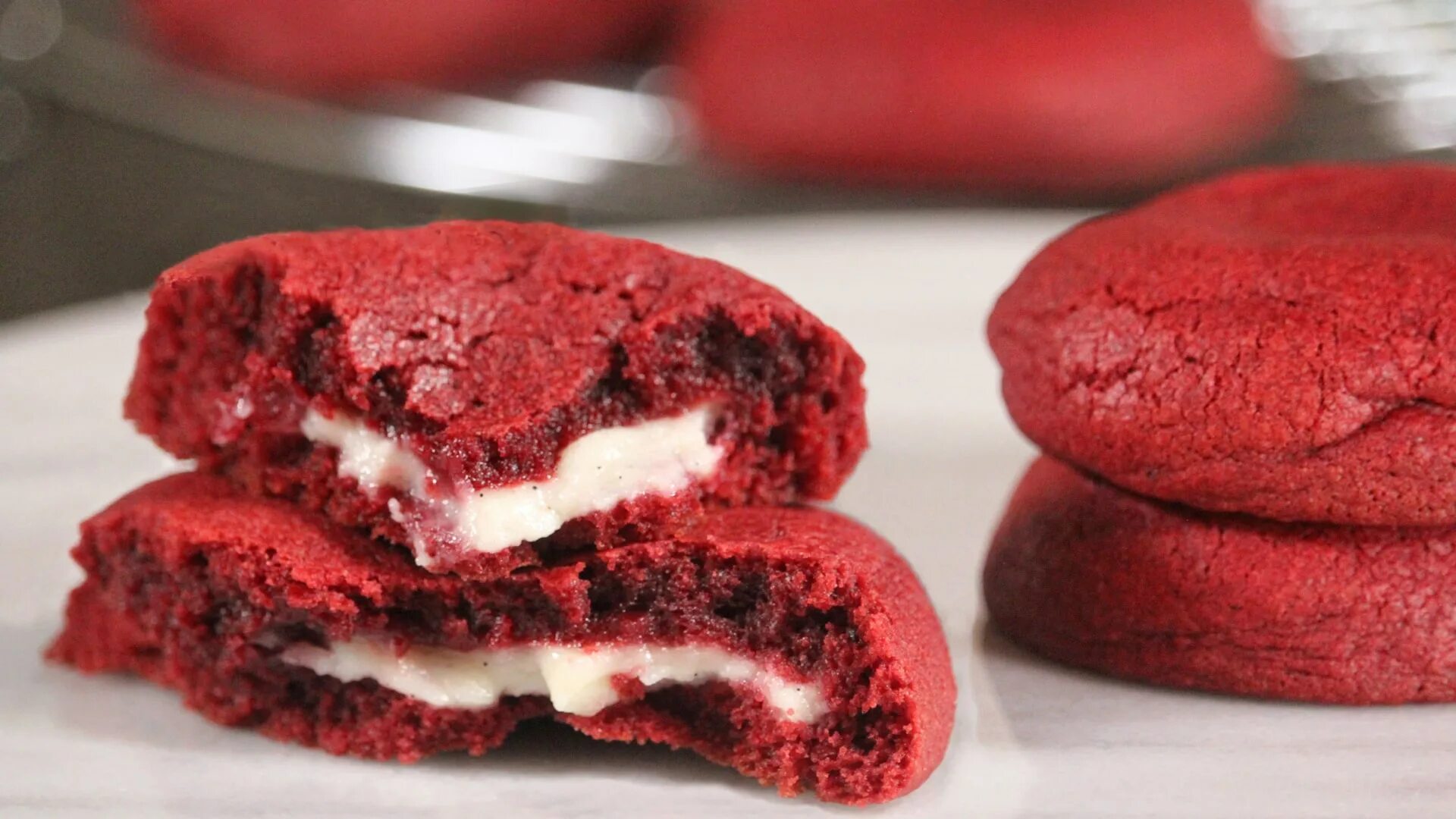 Red cookies. Red Velvet cookie. Красный вельвет куки. Cream Cheese Red Velvet cookies. Red Velvet cookie and Licorice cookie.