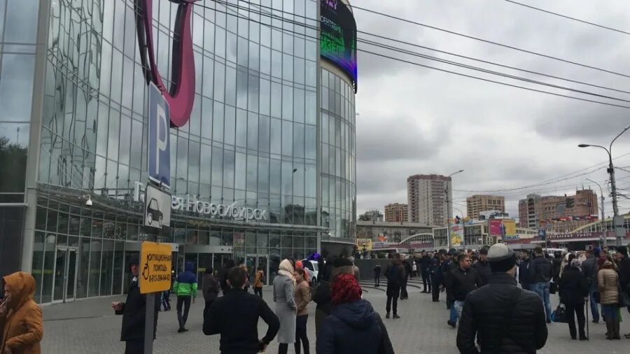 Эвакуация трц галерея. ТРЦ галерея Новосибирск парковка. ТЦ галерея Новосибирск парковка. ТЦ галерея парковка Новосибирск фото. Новости НГС Новосибирск лента новостей.