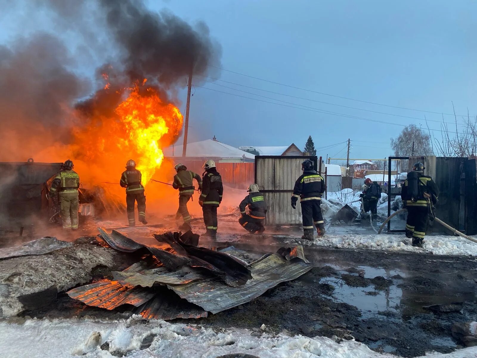 Пожар. Чрезвычайное происшествие. Пожар в Октябрьском. Пожар в Новосибирске сейчас.