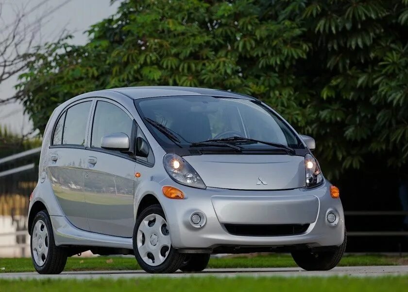 Mitsubishi i MIEV. Mitsubishi i-MIEV 2013 года. Электрический Мицубиси Миев. Mitsubishi электрокар.