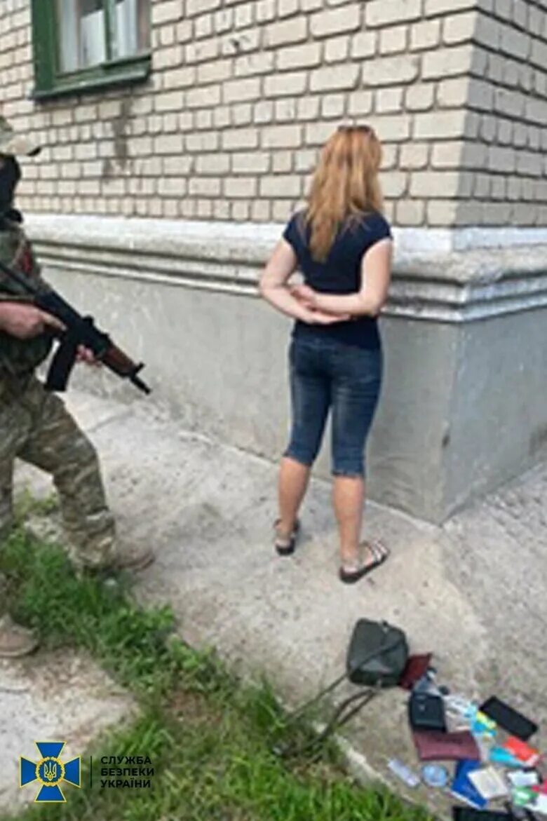 Наказывают украинок видео. Поймали украинскую военную. Наказывают украинок видео. Человек привязан к столбу. Наказывают украинок видео.