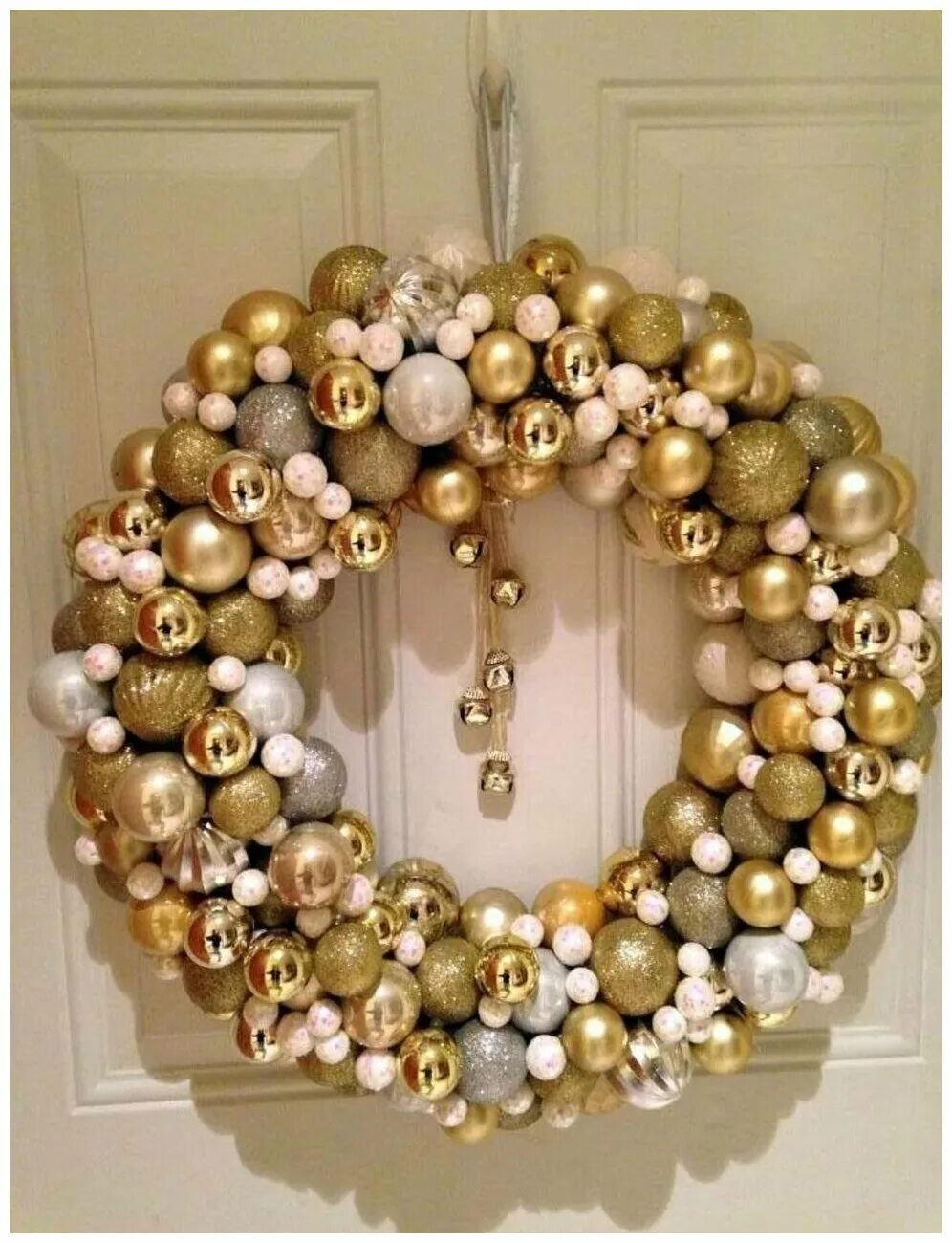 венок из вешалки и елочных шаров своими. рождественские венки с шарами. новогодний венок своими руками из шариков елочных. венок из елочных шаров. новогодняя игрушка из вешалки.