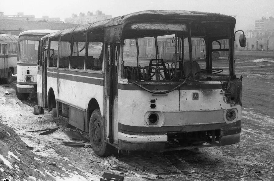 Автобус старый оскол кладбище. +Сталинград ЗИЛ 158 620 ЛАЗ 695 1962. Кладбище автобусов. Кладбище старых автобусов. Старые автобусы Владивосток.