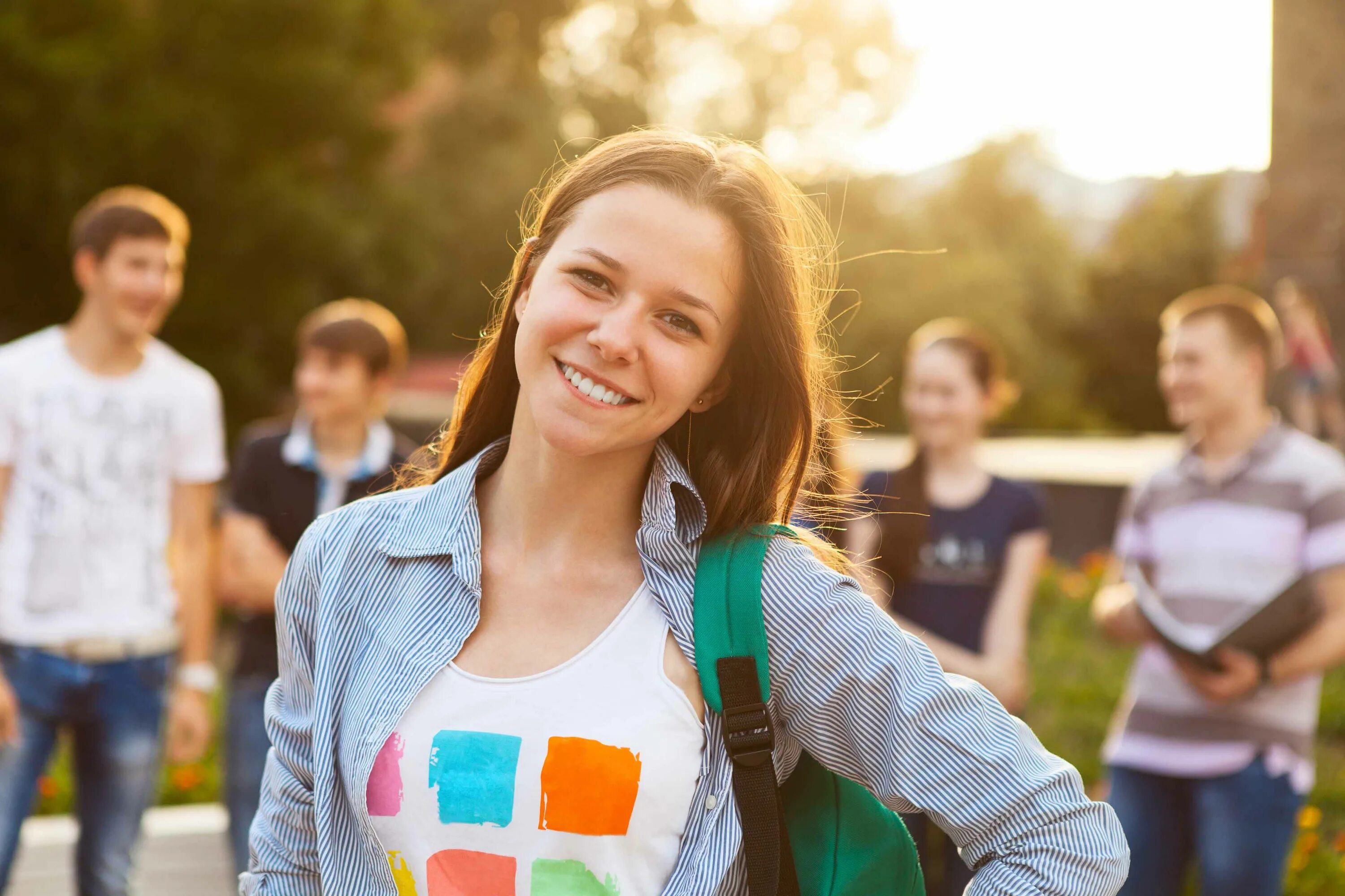 H student. Девушки подростки. Подросток улыбается. Счастливые подростки. Радостные подростки.