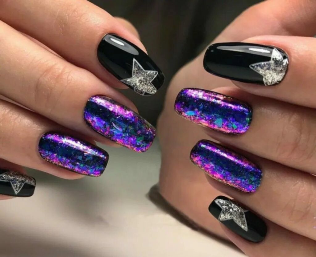 зеркальная втирка, серебро. новогодний маникюр на овальные ногти. новогодний маникюр 2024 с втиркой. новогодний маникюр с втиркой 2020. простой новогодний маникюр с втиркой.