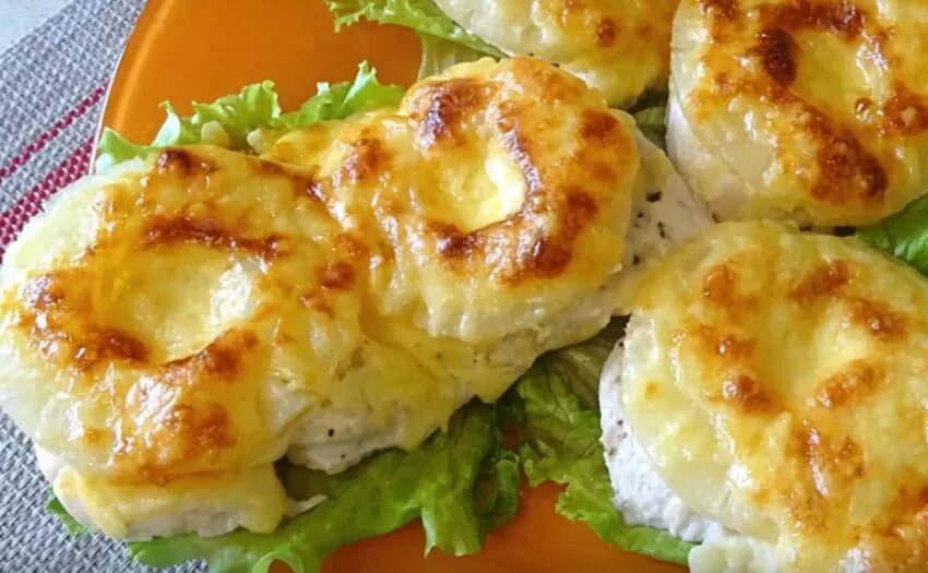 Куриные отбивные в духовке с сыром. Отбивные с ананасом и сыром. курица с ананасами в духовке под сыром. курица в духовке с ананасами и сыром. отбивное куриное филе с ананасами и сыром.
