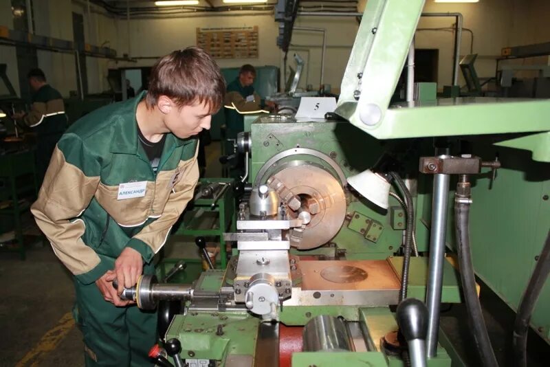 Токарь учить. Профессия токарь револьверщик. рабочий у станка. токарь у станка. рабочие у токарного станка.
