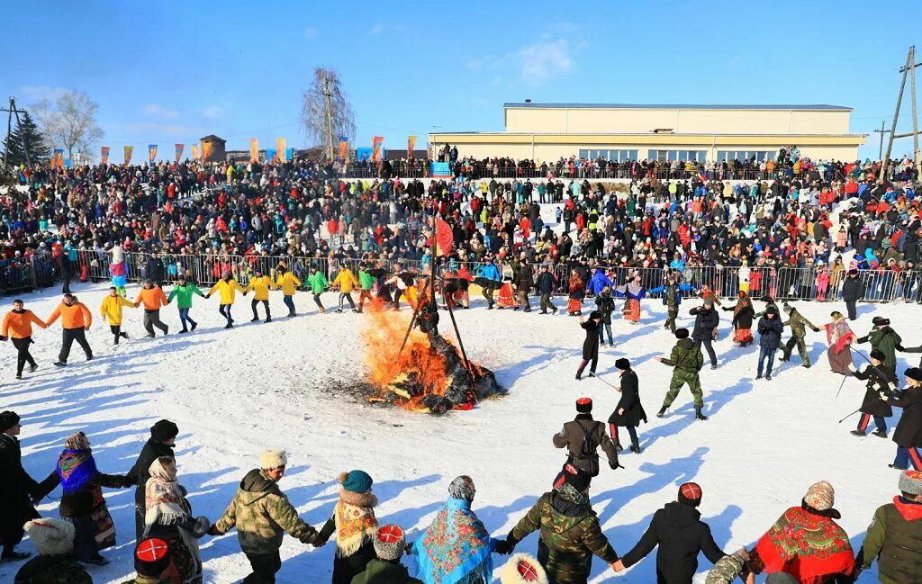 Проводы зимы в омске. Взятие снежного городка Сухобузимо. Сибирская Масленица Сухобузимское 2023. Сибирская Масленица Сухобузимское. Сибирская Масленица 2022 Сухобузимо.