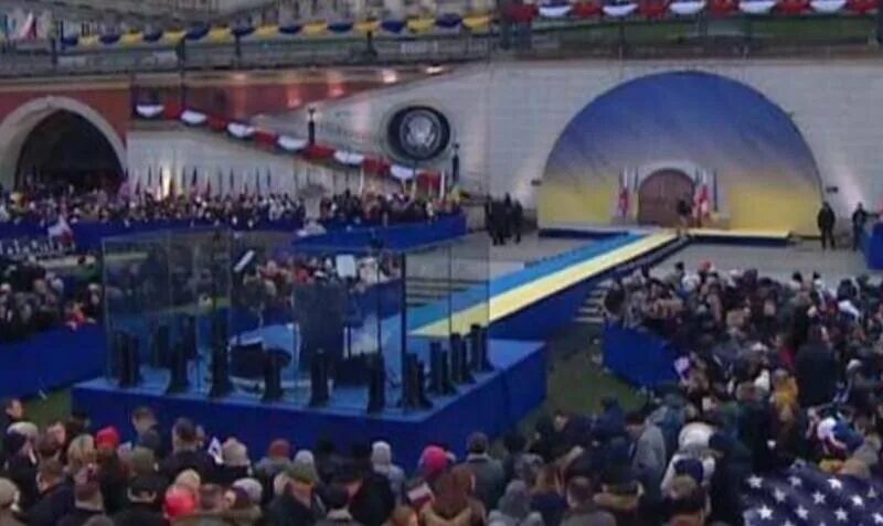 Байден в польше. Джо Байден в Польше. Выступление президента. Выступление Байдена в Польше. Байден и флаг Украины.