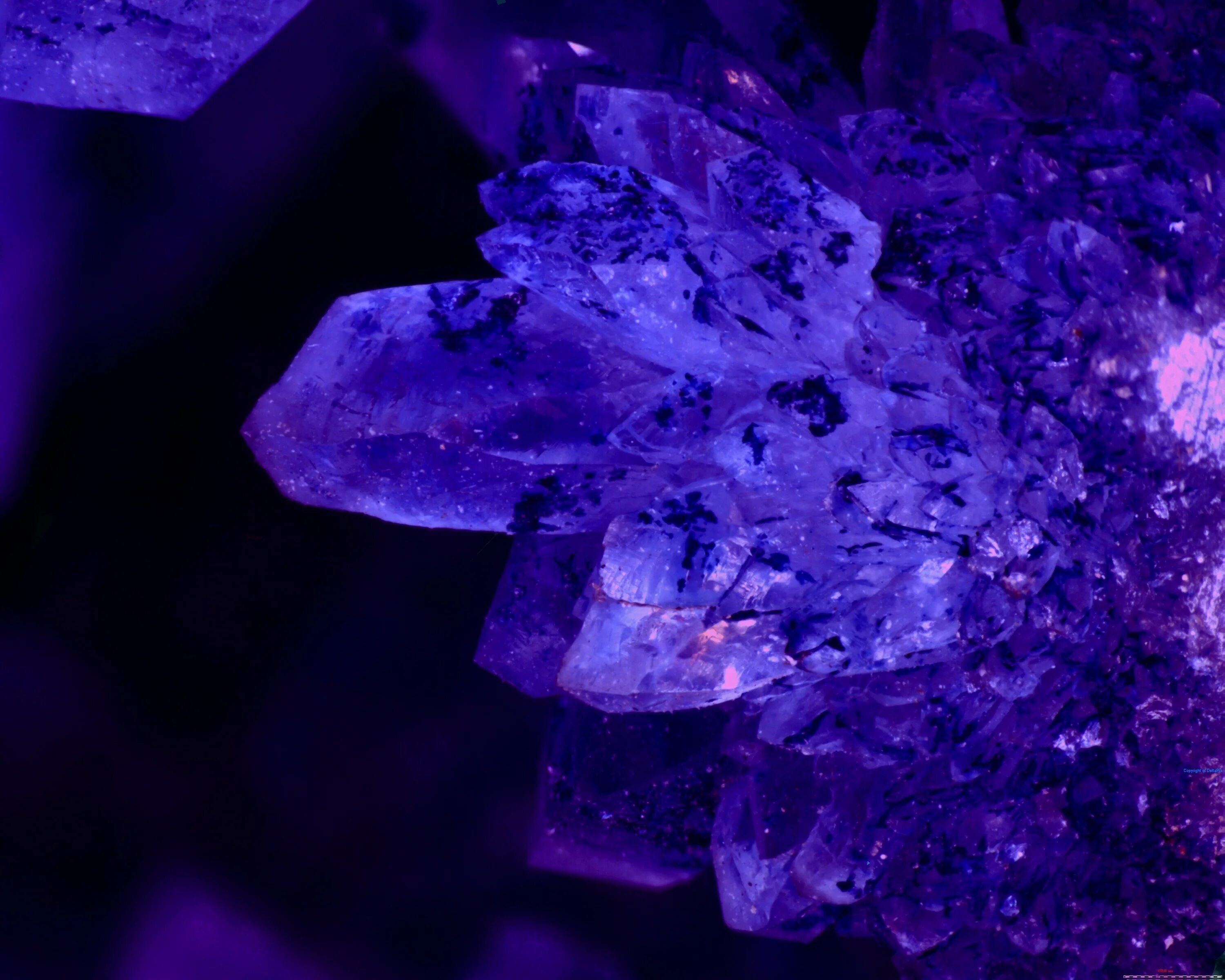 Кристальные фото. Перпл Кристалл. Фиолетовый кобальт Кристалл минерал. Аметист опал лазурит. Синий кобальт Кристалл минерал.