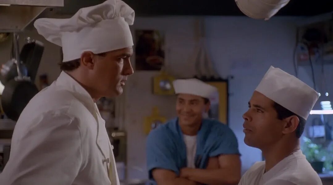 Стивен сигал в осаде. Стивен сигал в осаде 1992. Гэри бьюзи в фильме в осаде. Стивен сигал повар. Сигал в осаде 1.