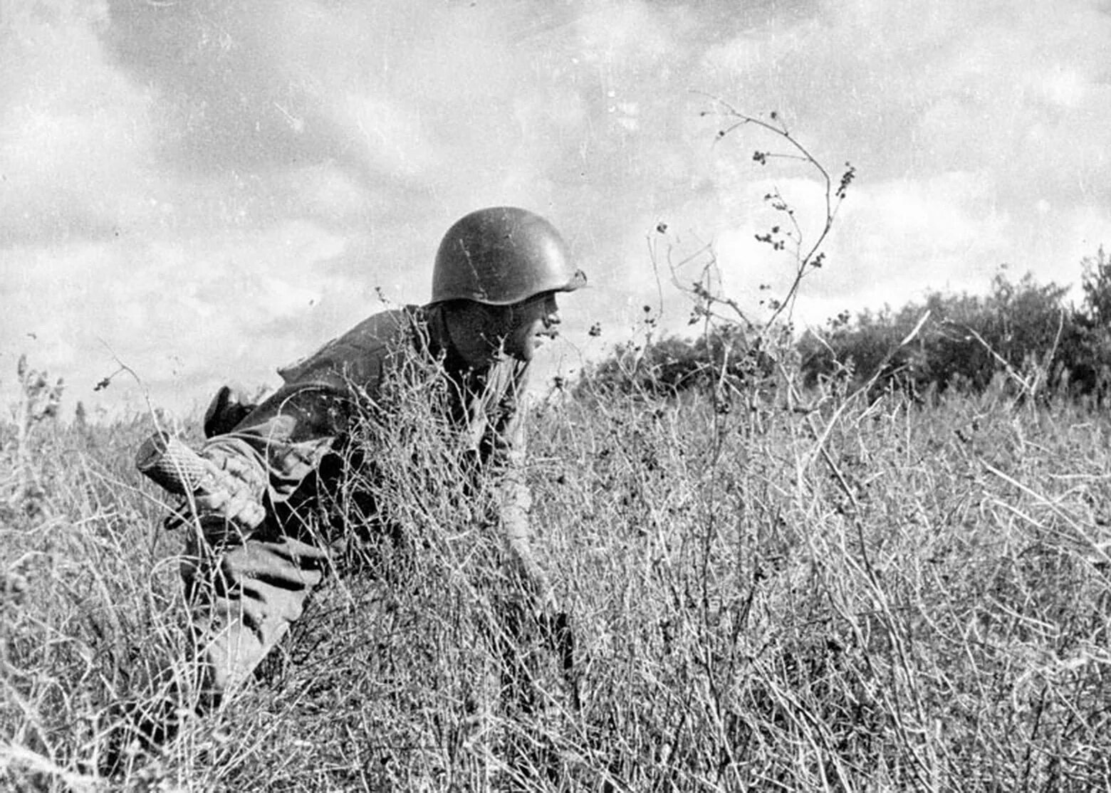 Солдат РККА С гранатой. Советские солдаты на поле ВОВ. Раненый немецкий солдат 1941. Я пришел один я пришел с войны