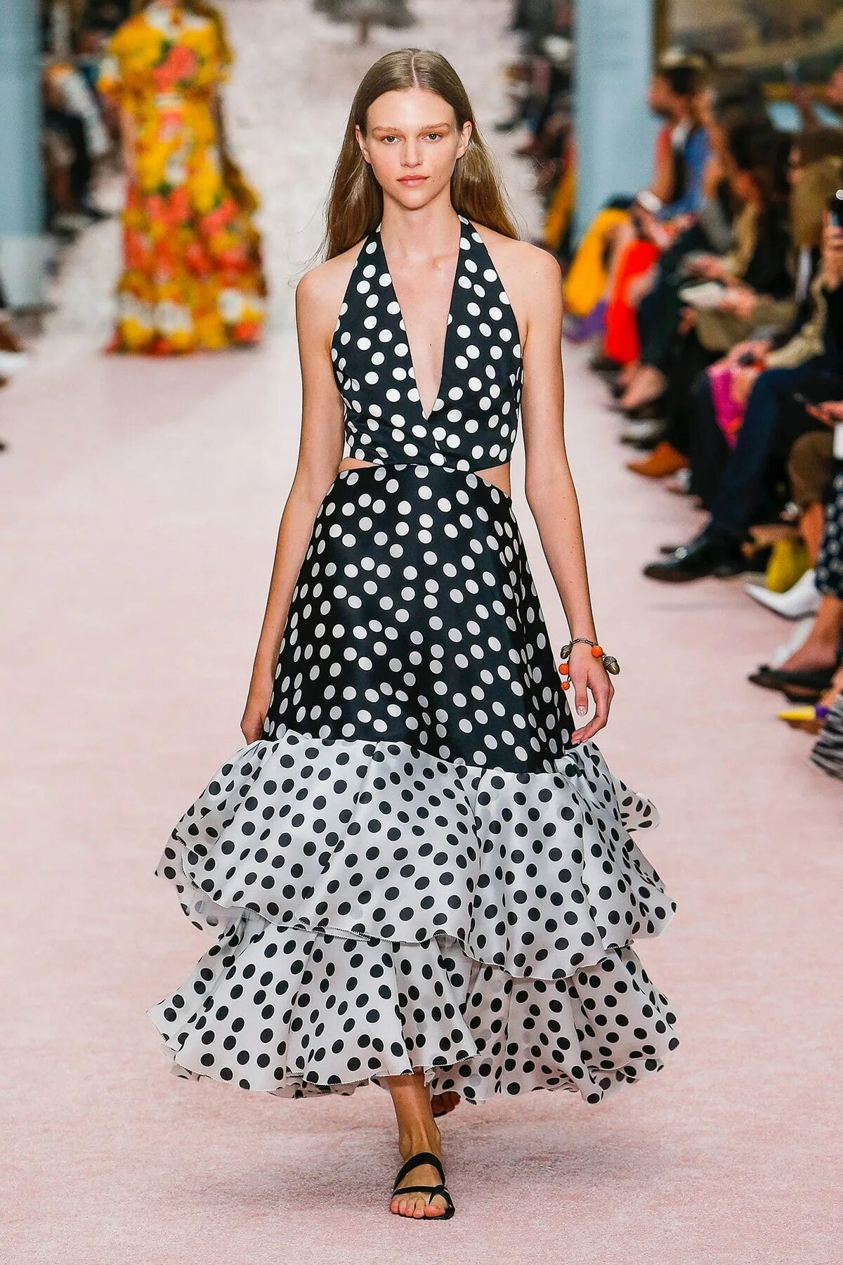 Платье модные 2019. Каролина эррера коллекция весна лето 2025. carolina herrera весна лето 2019. платье каролина эррера горохи. каролина эррера горошек.