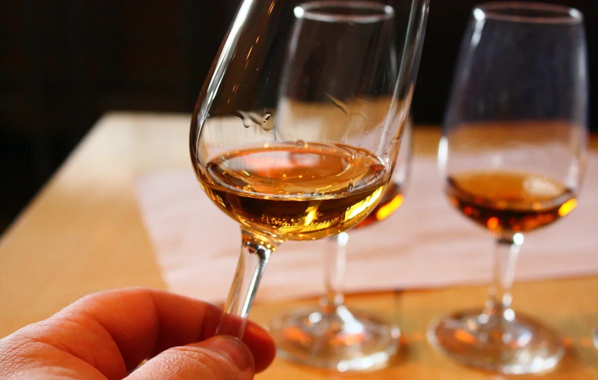 Фото дегустации виски. Whisky tasting. Бокалы для коньяка. Дегустация виски. Whisky tasting.