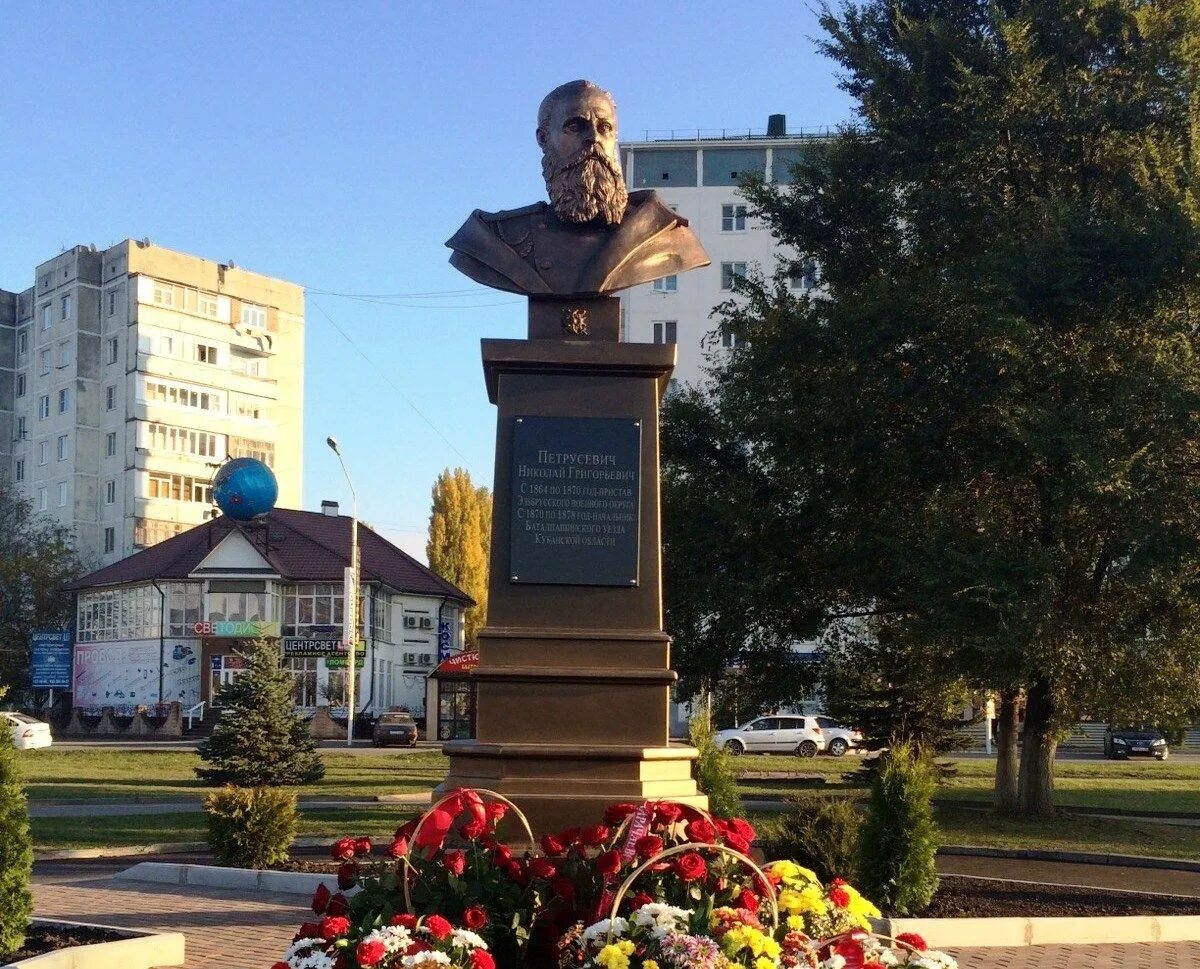 Шел черкесск. Площадь Петрусевича в г Черкесске. Памятник Петрусевича Черкесск. Памятник Тургеневу в Черкесске.