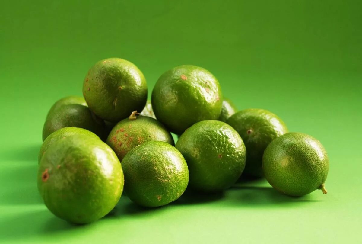 Зеленый фрукт. Лайм фрукт. Зеленый лимон. Лайм фрукт полезные. Польза кожуры лимонов