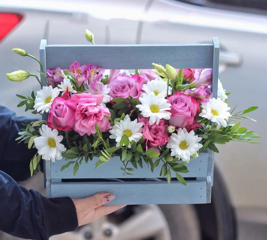 Seo для доставки цветов и букетов. Цветы с доставкой. Монобукеты из цветов в ящиках. Доставили цветы. Перевозка цветов.